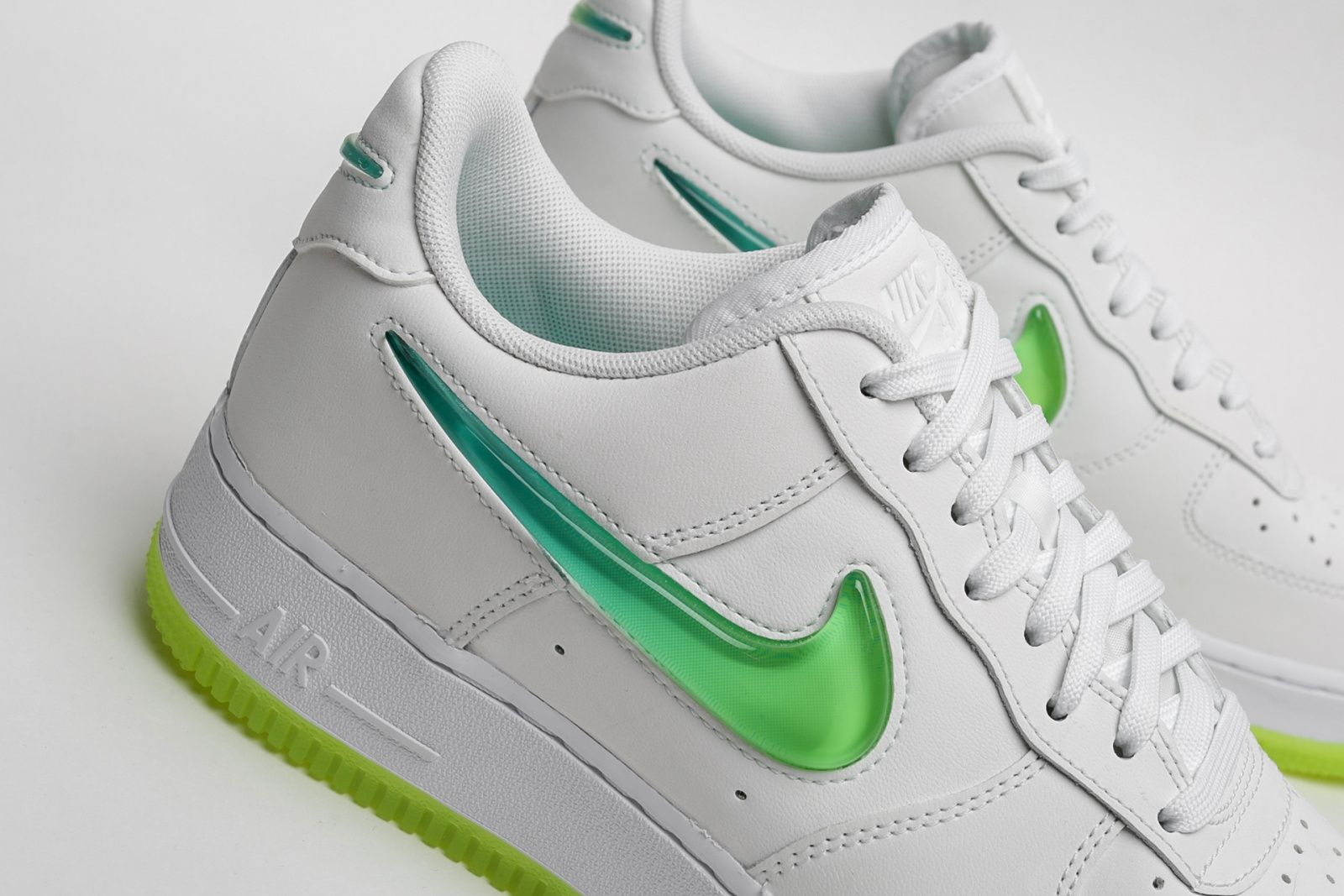 Nike Air Force 1 LV8, белый с зеленым, кожа, женские